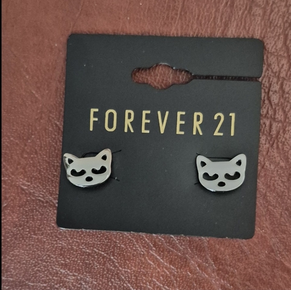 Silver Tone Cat Face Earrings From Forever 21! NWT!